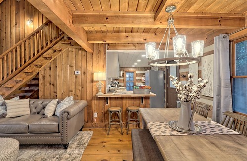 Tiger Cabin | Private, Guest Favorite Cabin, Fire Pit, Close to Hiking and Downtown Clayton!