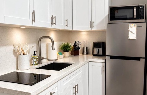 West Park Apartment | private guest suit with free parking