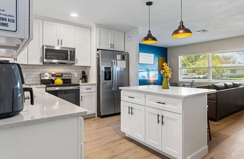 Clearwater House | Private Heated Salt Water Pool Oasis 10 Mins to Clearwater Beach