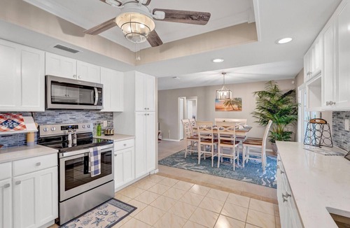 Florida North Atlantic Coast House | Private Home with Beautiful Backyard & Pool Close to Beach in Palm Beach Gardens