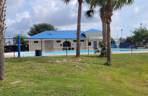Lakewood Park House | Private home with swimming pool