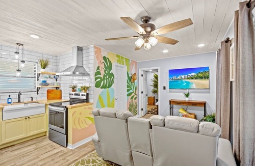 Milton Cottage | PRIVATE Hot Tub + King Bed! ~ Fully secluded stay with private check-in!