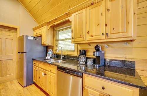 Black Bear Falls Cabin | Private Hot Tub! Pet-Friendly Cabin 4 Mi to GSMNP