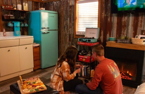 Anderson Cabin | PRIVATE Hot Tub Retreat | 40 Acre Farm Stay | KING Bed, Fire Pit, Outdoor Shower