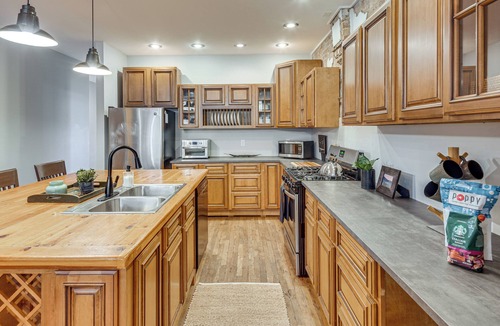 Saluda House | Private Hot Tub, Steps to Main St: Saluda Retreat