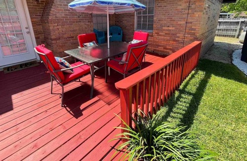 West Pensacola House | PRIVATE HUGE POOL/ 25 MINS TO BEACH/ SPACIOUS 4BED/3BATH KING BED