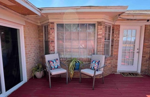 West Pensacola House | PRIVATE HUGE POOL/ 25 MINS TO BEACH/ SPACIOUS 4BED/3BATH KING BED
