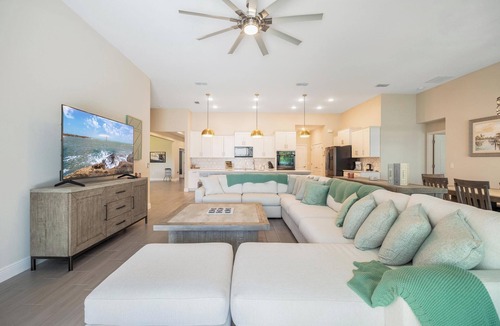 Mariner House | Private Lakefront Estate W/3 King Beds, 3129 Sq Ft,nHot Tub, Pool Table, Office