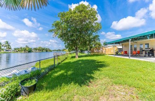 Pembroke Pines House | Private Lakefront Home in Miami/Pembroke