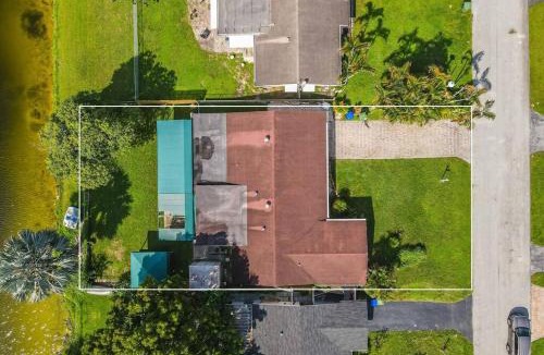 Pembroke Pines House | Private Lakefront Home in Miami/Pembroke