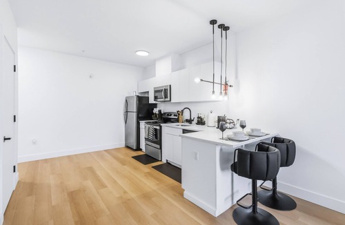 Elizabeth Apartment | Private Luxury One Bedroom with Living Room, Pool & Garage