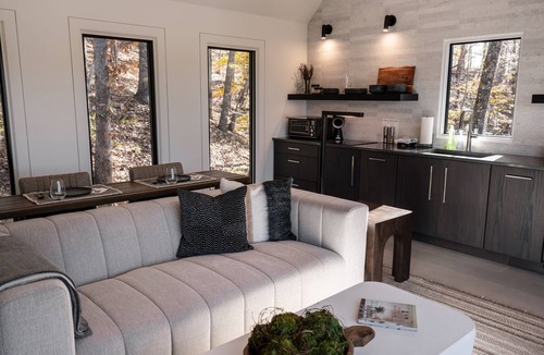 Dawsonville Cabin | Private Luxury Romantic Getaway near Dahlonega with Hot Tub and Trails