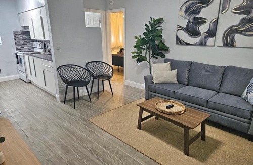 West Park Apartment | Private Modern 1 Bedroom 6 Miles to Hard Rock Stadium