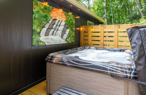 Cherry Log Cabin | Private & Modern Creekside Cabin w/Hot Tub and Fire Pit - Great Location!