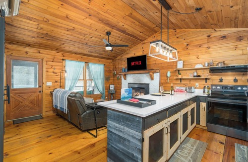 Ellijay Cottage | Private Modern Creekside Cottage Offering A Peaceful & Relaxing Getaway