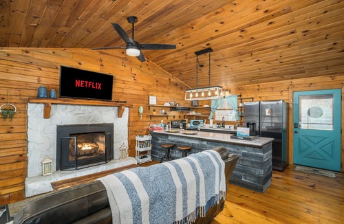 Ellijay Cottage | Private Modern Creekside Cottage Offering A Peaceful & Relaxing Getaway