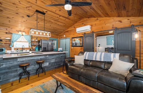 Ellijay Cottage | Private Modern Creekside Cottage Offering A Peaceful & Relaxing Getaway