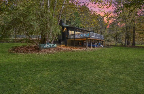 Ellijay Cottage | Private Modern Creekside Cottage Offering A Peaceful & Relaxing Getaway