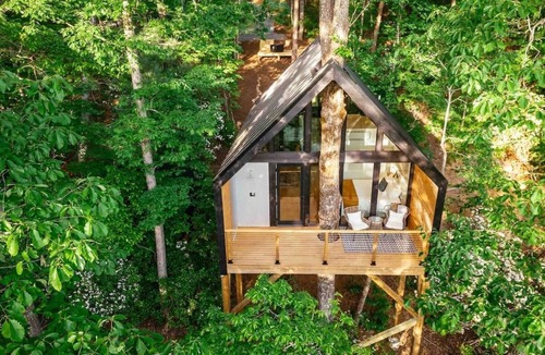 Travelers Rest House | Private Modern Treehouse Retreat in the Forest