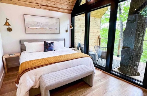 Travelers Rest House | Private Modern Treehouse Retreat in the Forest