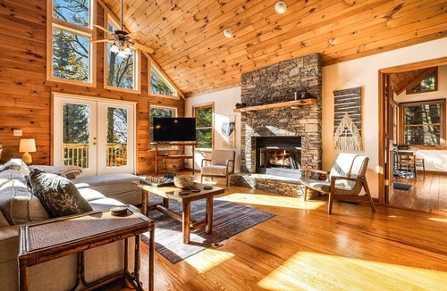 Sylva Cabin | Private Mountain Cabin with Hot Tub + Epic Views!