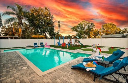 Largo House | Private Oasis Pool Putting Green & Court