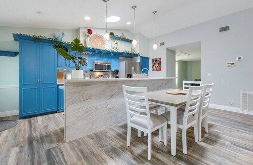 Palm Bay House | Private Pool - Bright Spacious Home Business or Family, 25 Min to Beach