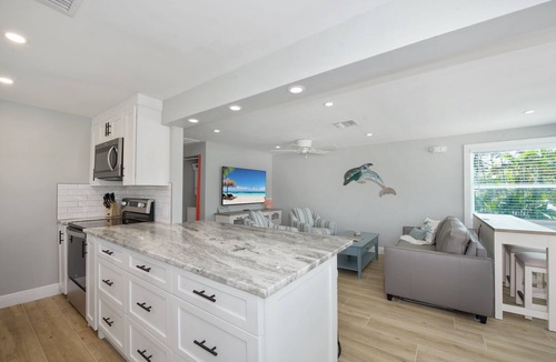 Mid Island House | 🐚Private Pool + Great Outdoor Living Space- Walk2Bch-Cozy Cottage