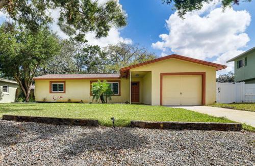 Largo House | Private Pool, Games and Tropical Bar Largo Home!