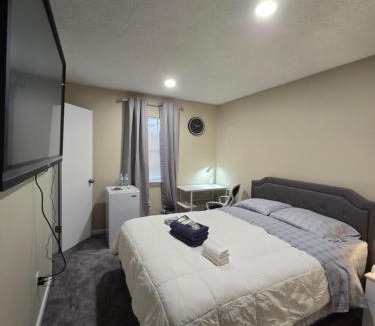 Stone Mountain House | Private Queen Room with Smart TV Guesthouse
