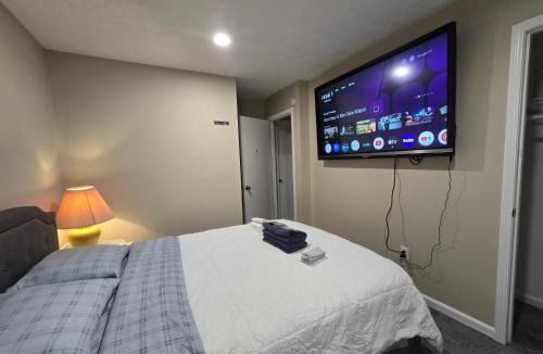 Stone Mountain House | Private Queen Room with Smart TV Guesthouse