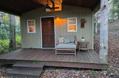 Jamestown House | Private romantic Tiny Home King bed Jamestown