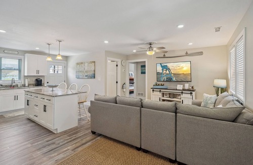 Villas House | Private Saltwater Pool + Spacious Yard. King Suite and Linens & Towels Included!