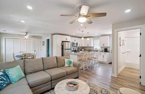 Villas House | Private Saltwater Pool + Spacious Yard. King Suite and Linens & Towels Included!