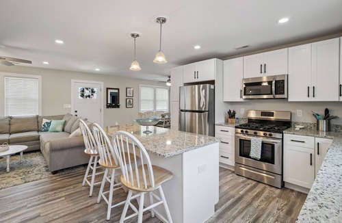 Villas House | Private Saltwater Pool + Spacious Yard. King Suite and Linens & Towels Included!