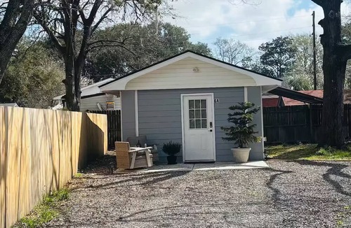 West Ashley Cottage | Private Serenity Cottage Parking Washer/Dryer