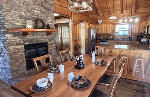 Caton Cabin | Private*Spacious*HotTub*FireTable*Theater