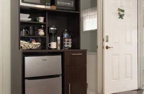 Rockville Apartment | Private Studio Washer/Dryer Combo Tempur-Pedic Mattress