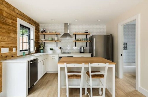 Lyon Park House | Private Sunny Cottage with King Bed + Yard/Patio