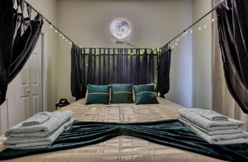 Metropolitan Apartment | Projector - 5 mins to DT - 4 King Beds - Massage Chair