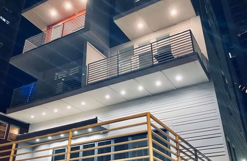 Midtown Apartment | Prominent King Bed Double Story Midtown Loft