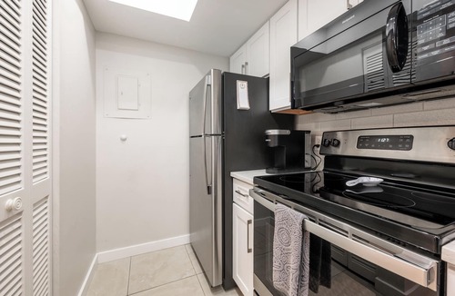 Park Shore Condo | PROMO 5% WEEKLY/10% MONTHLYnNewly Renovated Beautiful Condo In Tropical Paradise