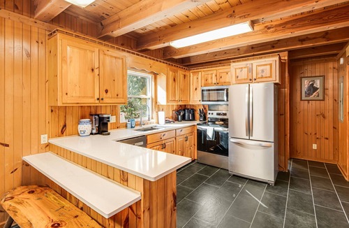 Maggie Valley Cabin | PROMO 5% WEEKLY 10% MONTHLY DISCOUNT CREEK - DECKS - WOODS - HOT TUB - SECLUDED