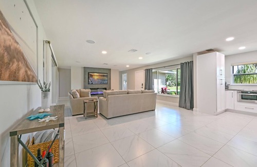 Willoughby Acres House | PROMO 5% WEKKLY/10% MONTHLY DISC.nRenovated Tropical Paradise Home with Hot Tub