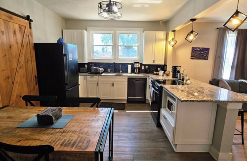 Parker House | Pup-Friendly Greenville Cottage Near Downtown