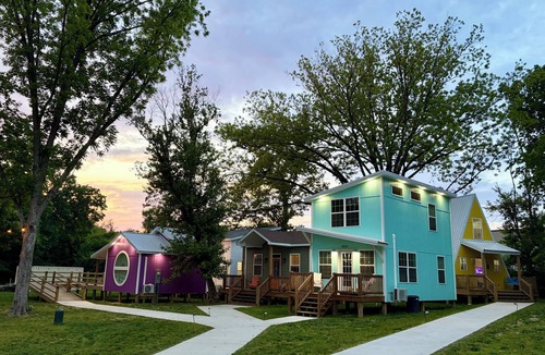 Cape Girardeau Apartment | Purple Tiny House with Fire pit & Nature