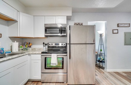 Knoxville Apartment | Quaint Apt 6 Mi to Dtwn Knoxville & UT Campus!