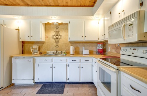 Flintstone House | Quaint Chattanooga Valley Retreat: Private Hot Tub