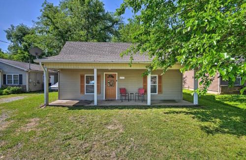 Murfreesboro House | Quaint Downtown Murfreesboro Cottage w/Lush Yard