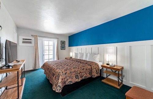 Everglades City Hotel | Quaint, Lakeside King Hotel Room with Kitchenette and Balcony